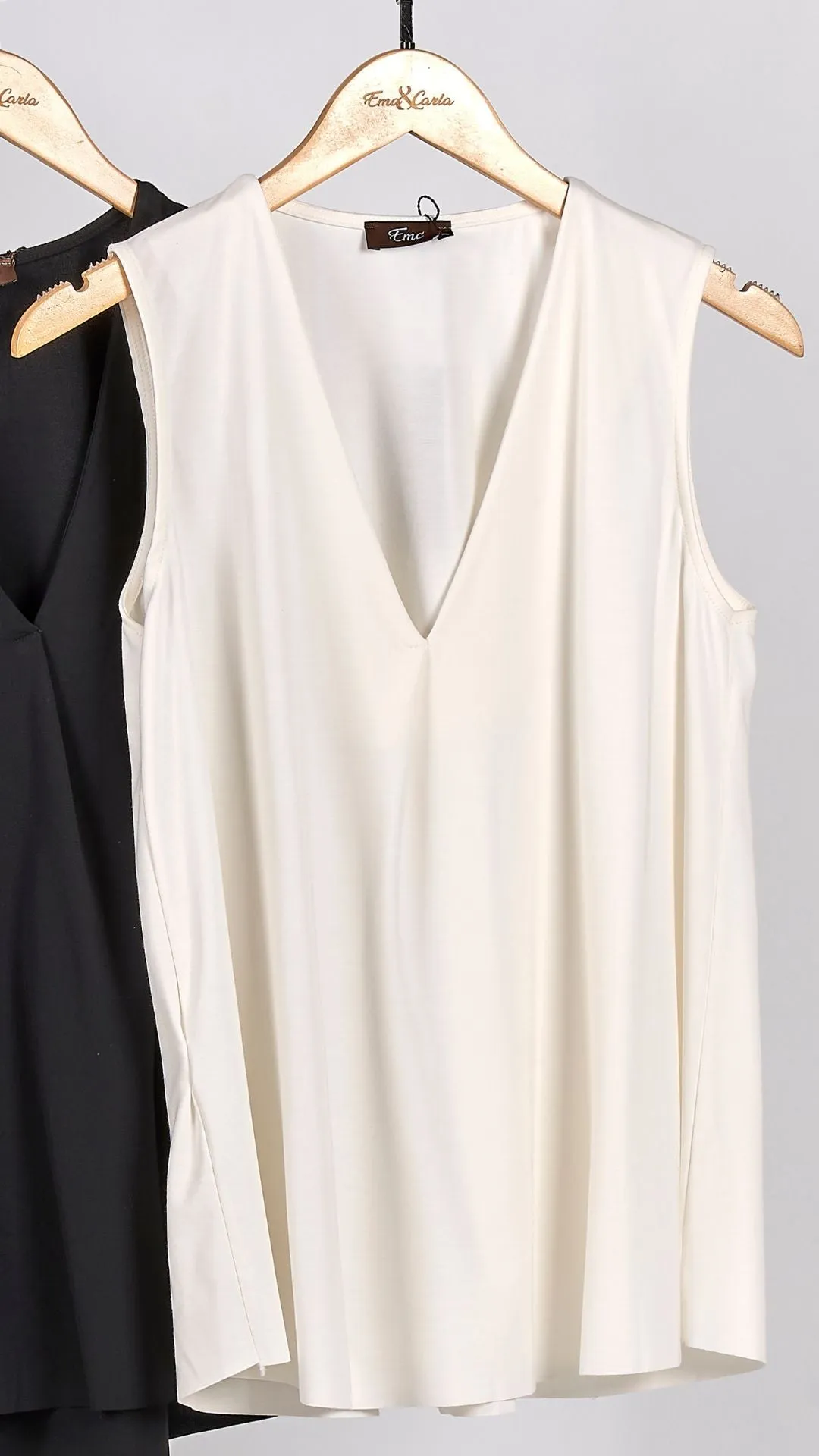 Ema&Carla - V-Neck Sleeveless Top