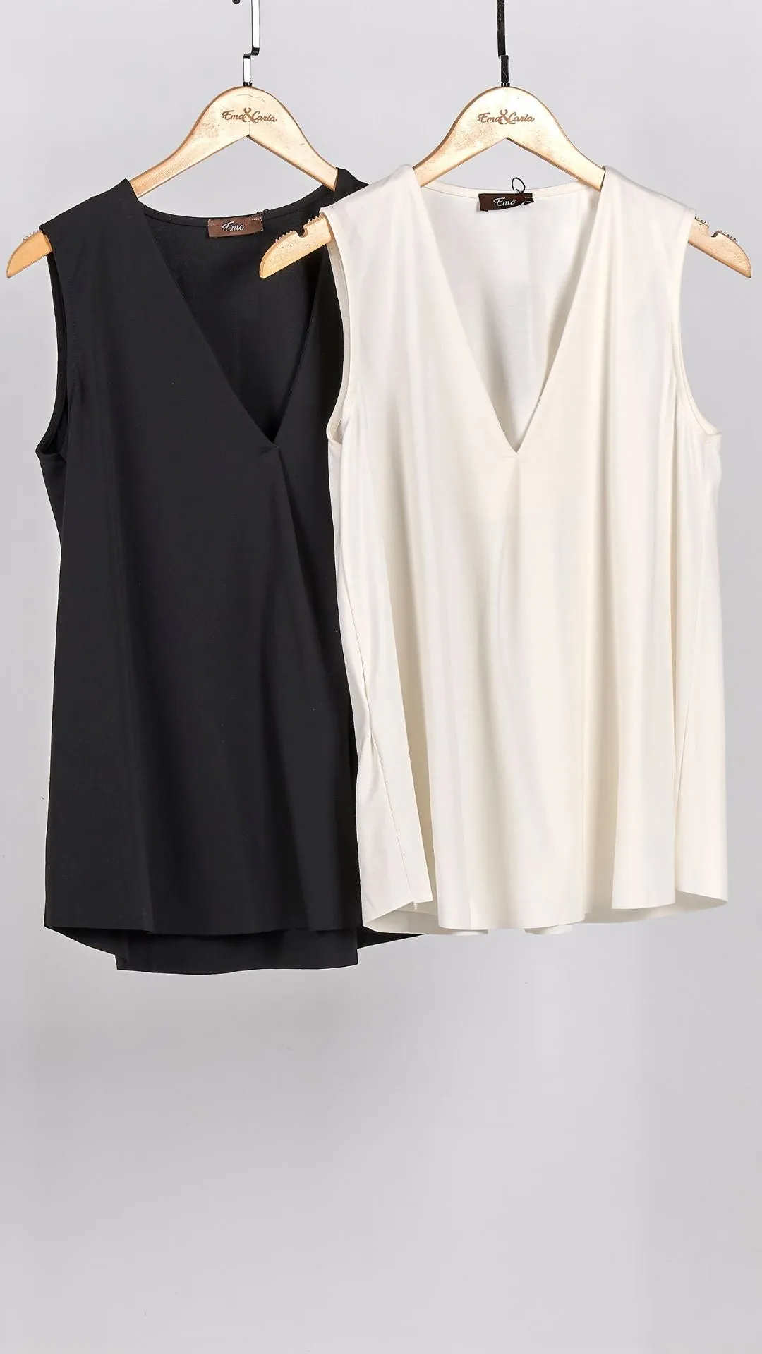 Ema&Carla - V-Neck Sleeveless Top